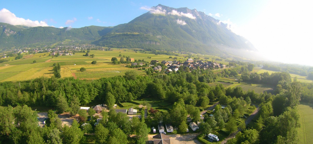 Camping in Savoie - Lac de Carouge - Foto genomen vanuit een drone